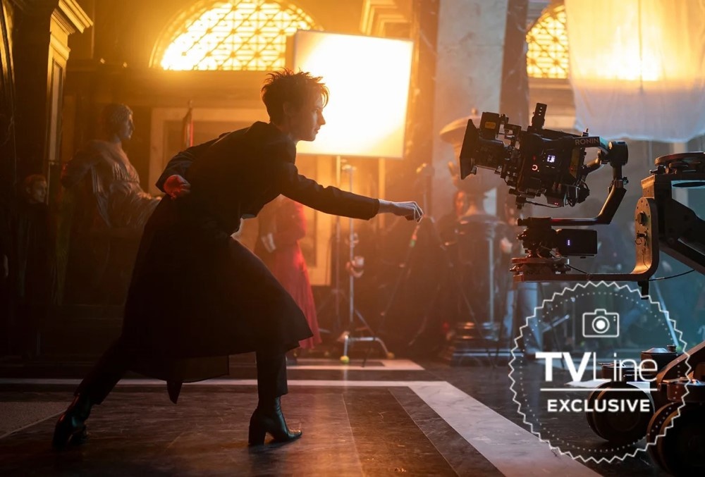     Кадр со съемок 2 сезона сериала «Песочный человек» (2025) / Фото: TV Line