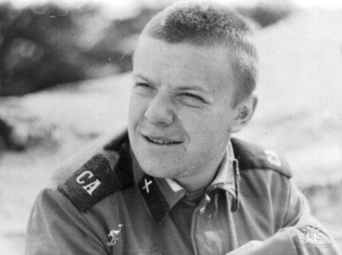 Из-за службы в армии ВУЗ Сергей окончил лишь в 1988-м