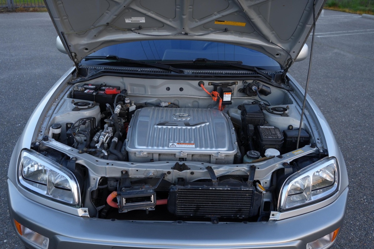 • Тяговый электродвигатель - 115 кВт (154 л.с.)
 • Дальность хода: 160-200 км.
• Тяговый электродвигатель - 115 кВт (154 л.с.)
 • Дальность хода: 160-200 км.
• Тяговый электродвигатель - 115 кВт (154 л.с.)
• Тяговый электродвигатель - 115 кВт (154 л.с.)
А где свечи и катушки зажигания? 