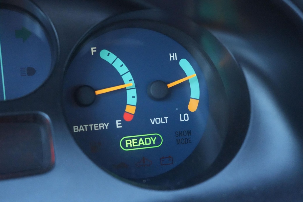 Вместо температуры двигателя и уровня топлива - заряд батареи 