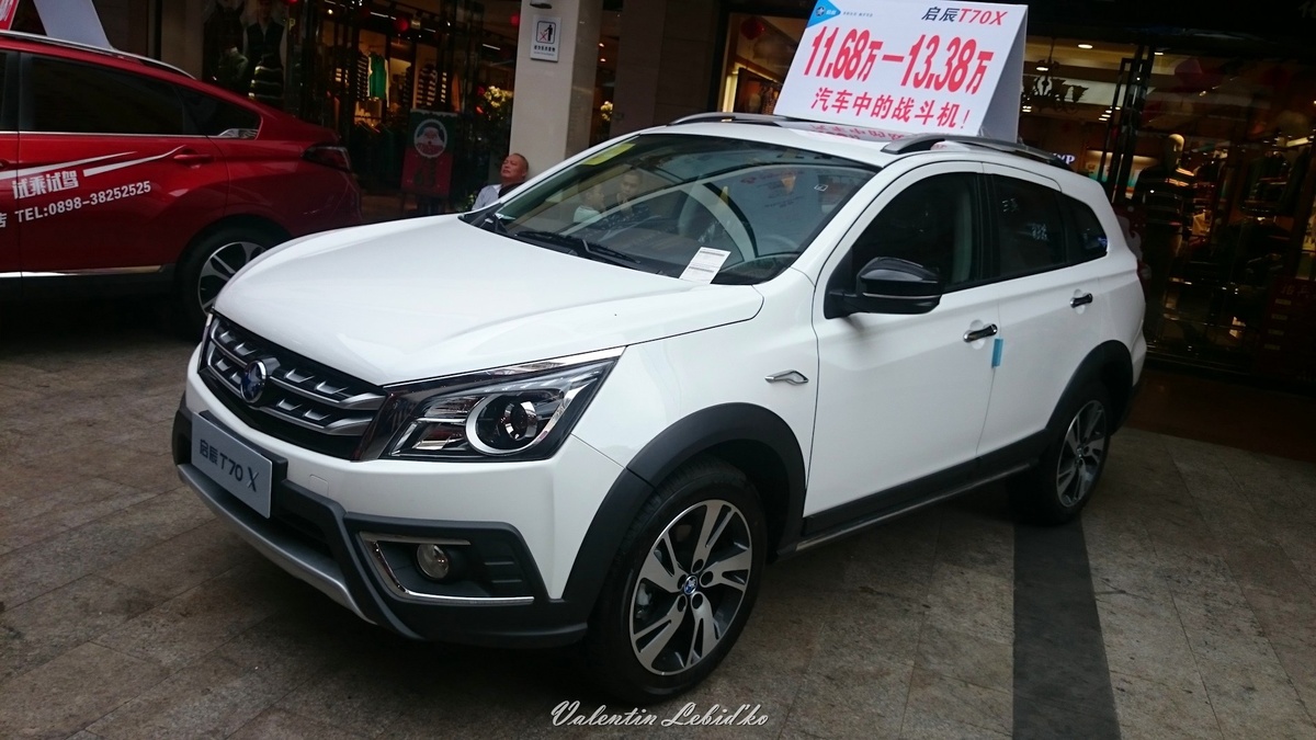 А вот так оно выглядит спереди: морда - гибрид Outback + Qashqai. И верно, в нём установлены автомат и 2.0 л движок от Qashqai 1-го поколения.