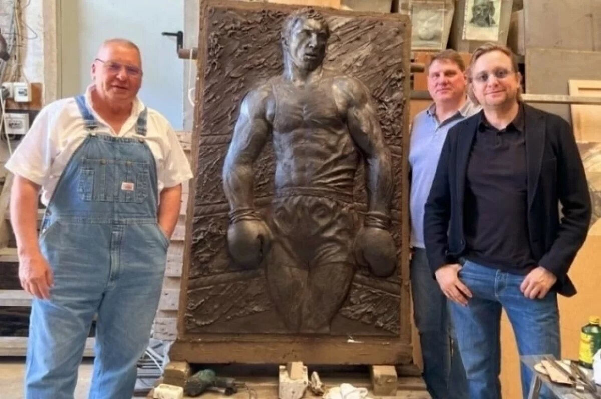    Скульптор Александр Рукавишников в мастерской с режиссером Артемом Михалковым и сыном Валерия Попенченко Максимом /