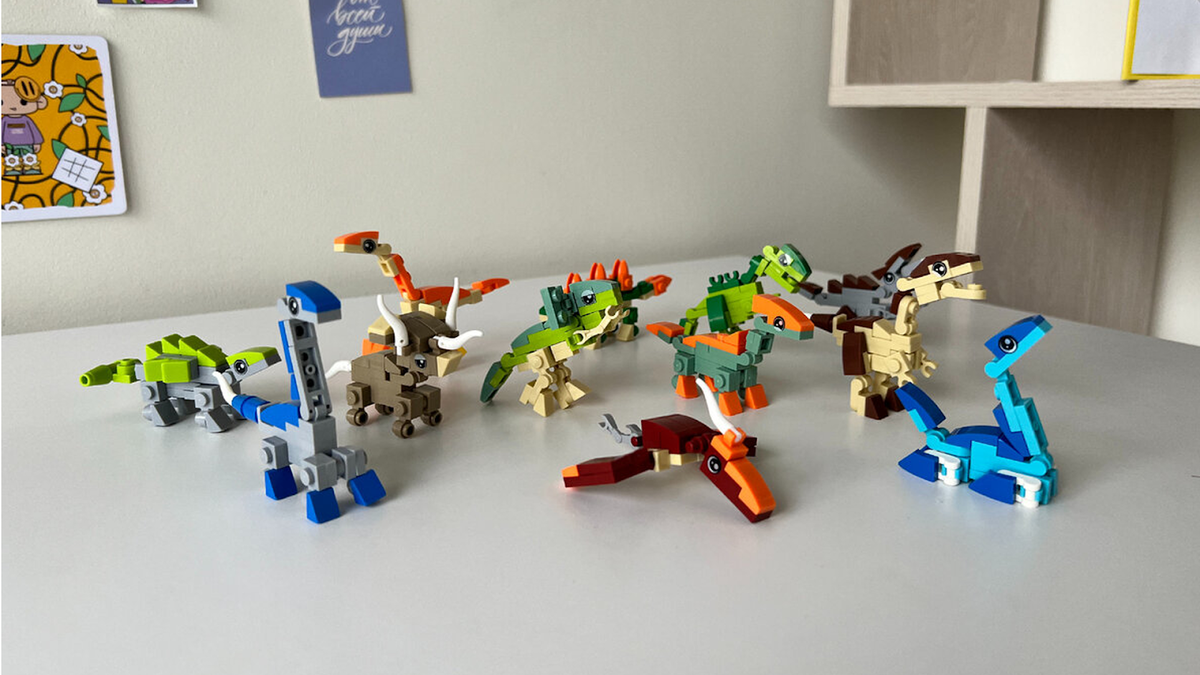 Вот такие милые фигурки получаются, если собирать их по отдельности. В нашем наборе сразу 12 разных динозавриков. Целая мини-коллекция!