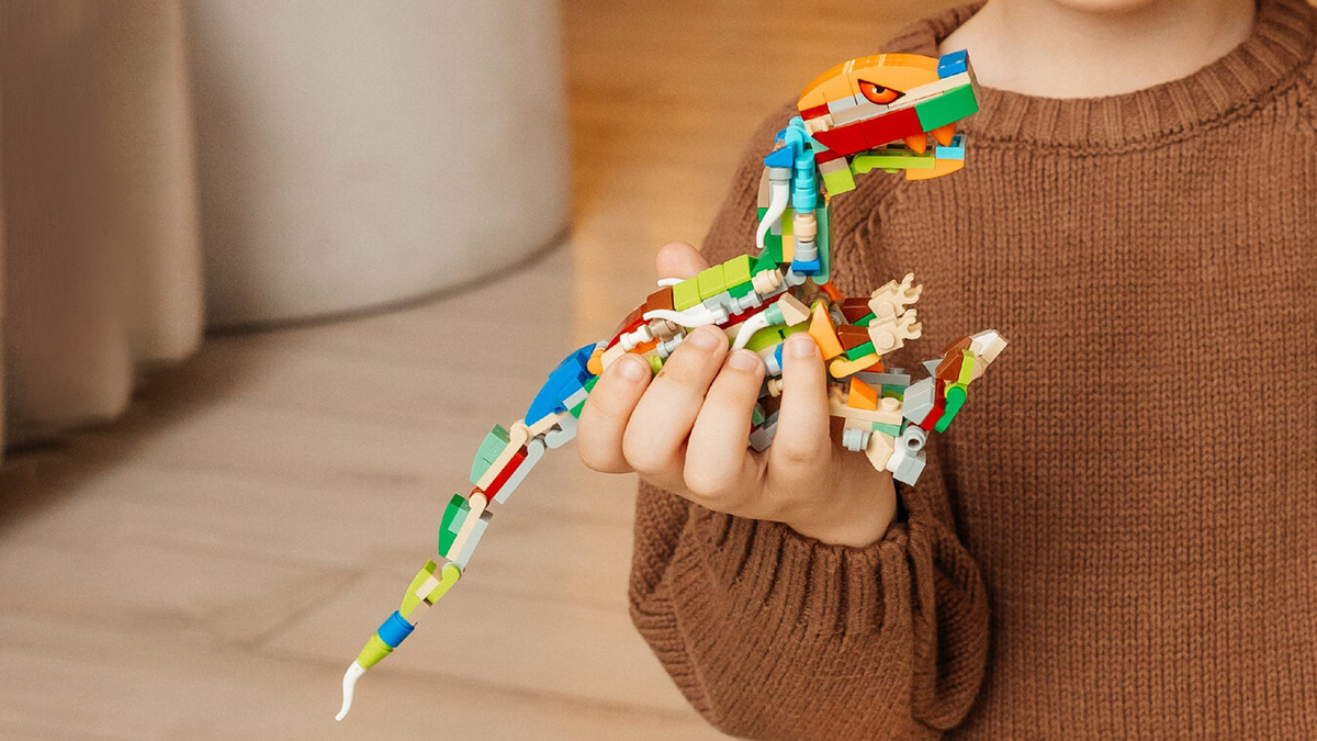 А вот такой красавец получается, если из всех деталек собирать одного динозавра