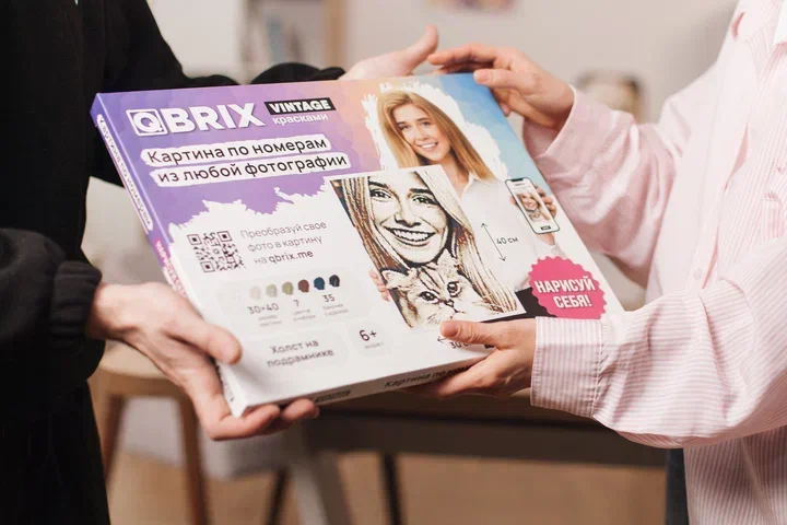 Коробка выглядит классно. Хоть первую картину и заказывала себе, но было ощущение, что мне кто-то выслал подарок