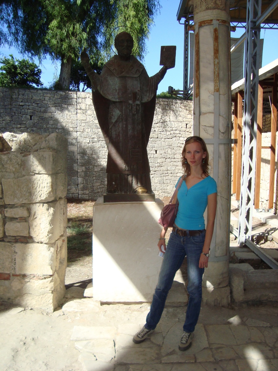 Памятник Святому Николаю в городе Демре. Личный архив автора 2008 г.