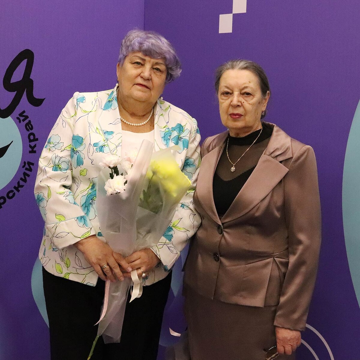 Татьяна  Михайловна КУЛЕШОВА, фельдшер-лаборант спид-лаборатории Канска, и  Татьяна Сергеевна РАЗНОГУЗОВА, фельдшер, акушер. В медицинской  деятельности имеют стаж 48 лет. Фото Вячеслава ПЕТРОВА.