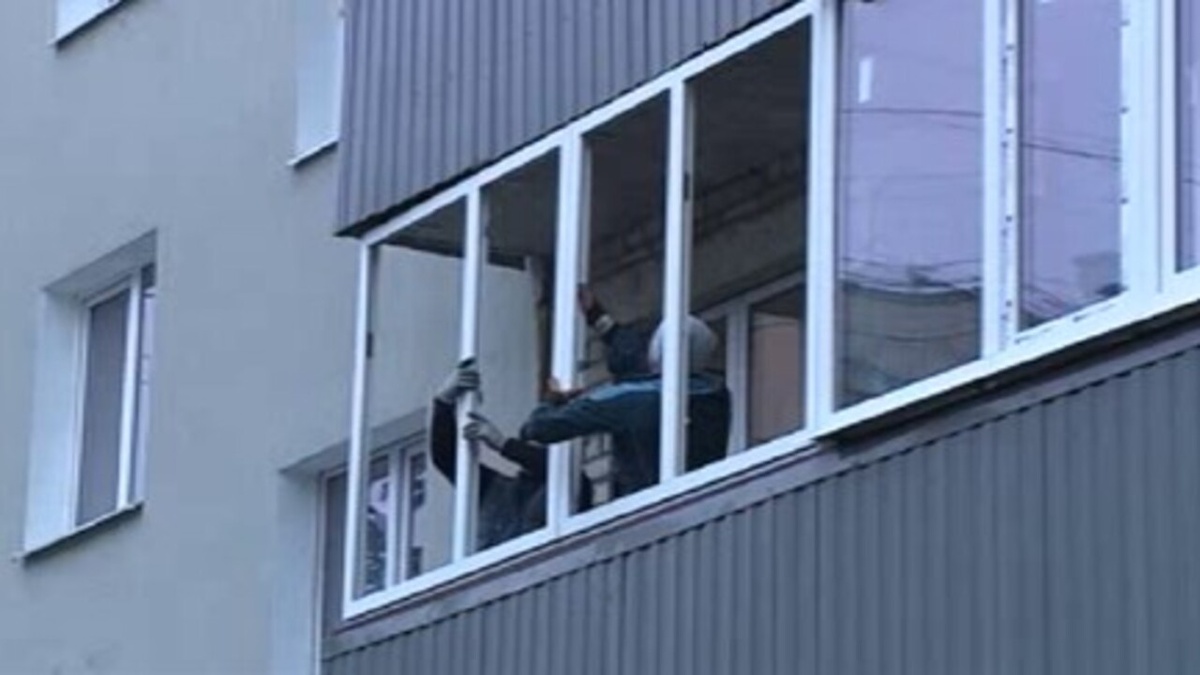    В Курске и Льгове меняют выбитые при обстрелах ВСУ окна и ремонтируют балконы