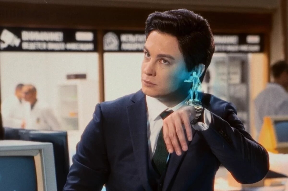    Актер Никита Кологривый сыграл агента 006 в ремейке «Бриллиантовой руки»