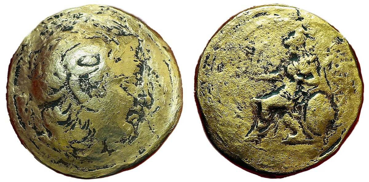 Аверс тетрастатера с изображением профиля головы Александра Великого с рогом Аммона и с диадемой победителя. Реверс тетрастатера с изображением интронизированной Афины Никефорос.