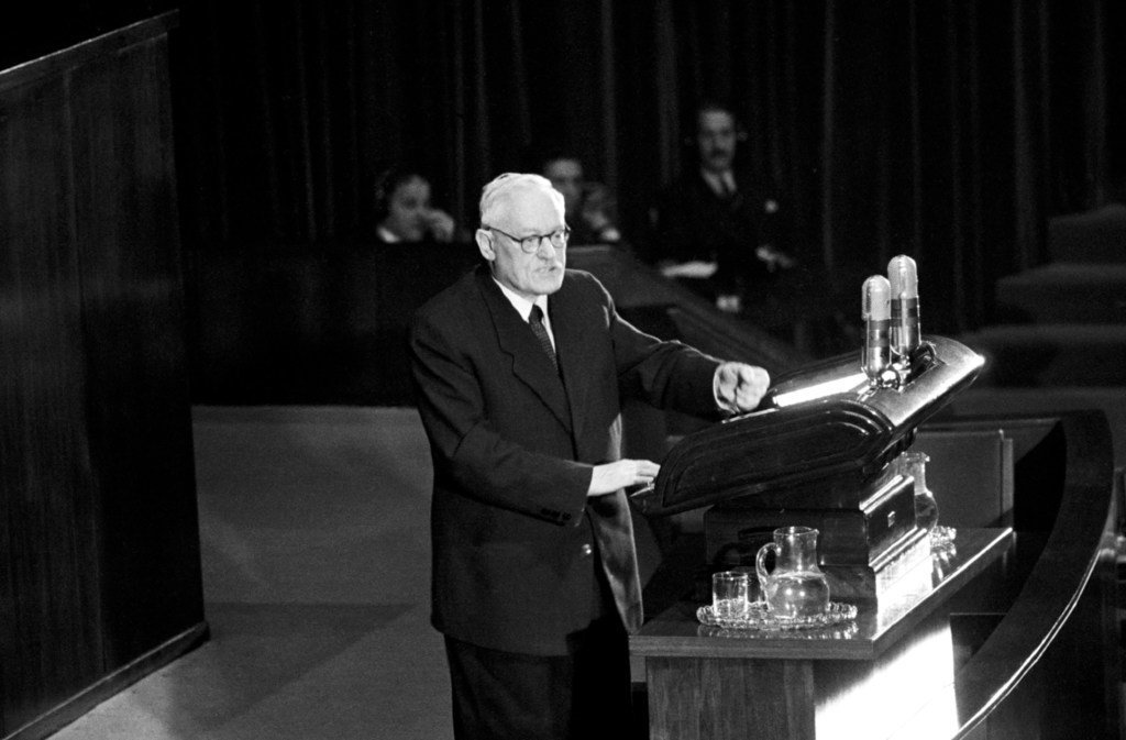 Министр иностранных дел СССР Андрей Вышинский выступает в Генеральной Ассамблее ООН.