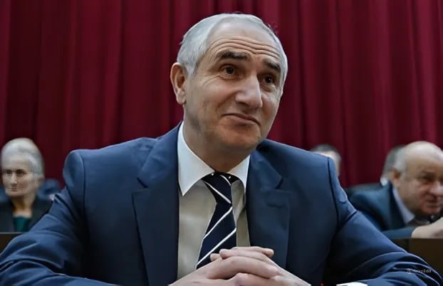    Валерий Бганба, ну, очень просит вернуть финансирование и электроэнергию. По-братски. Просто так, без каких-либо встречных шагов.