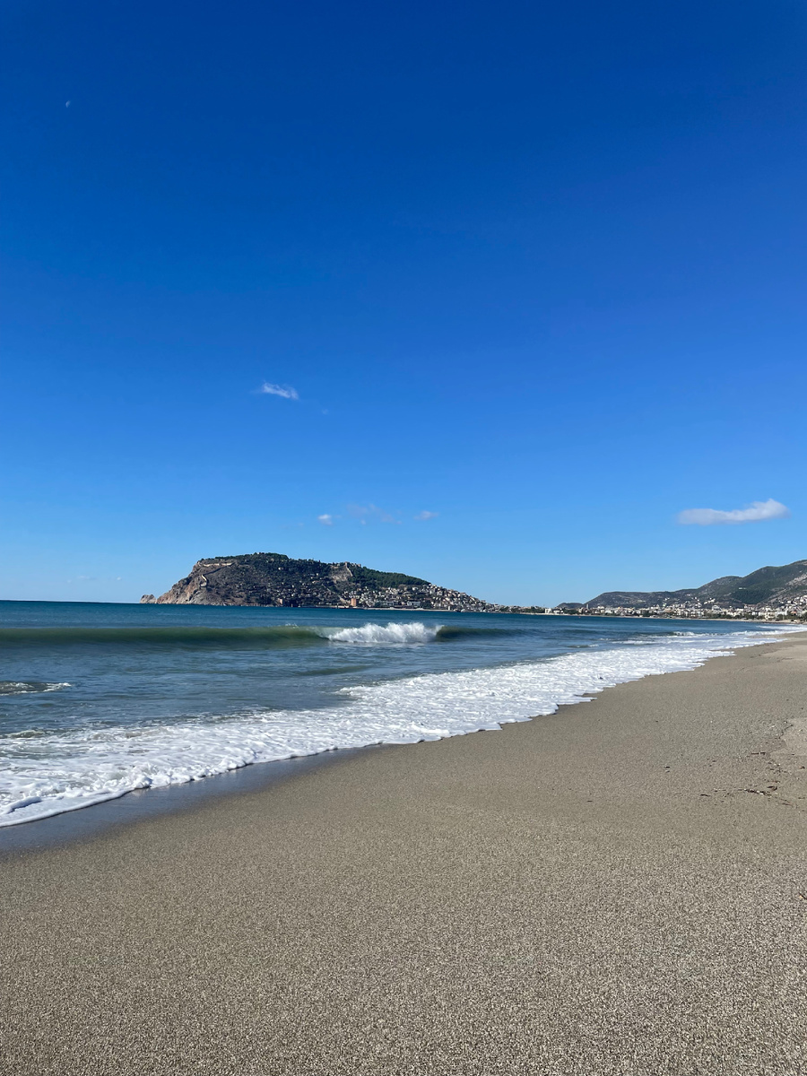 С утра я загорала на пляже на шезлонге, гуляла одна, а после обеда ехали на машине куда-то 