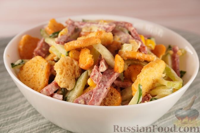 колбаса копченая, огурцы, перец болгарский, кукуруза консервированная, сухарики, майонез, соль, перец чёрный молотый