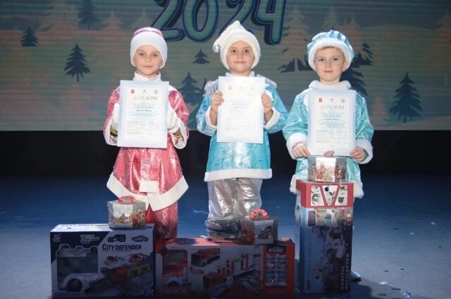    Юный Александр в центре. Фото: Администрация Красноярска