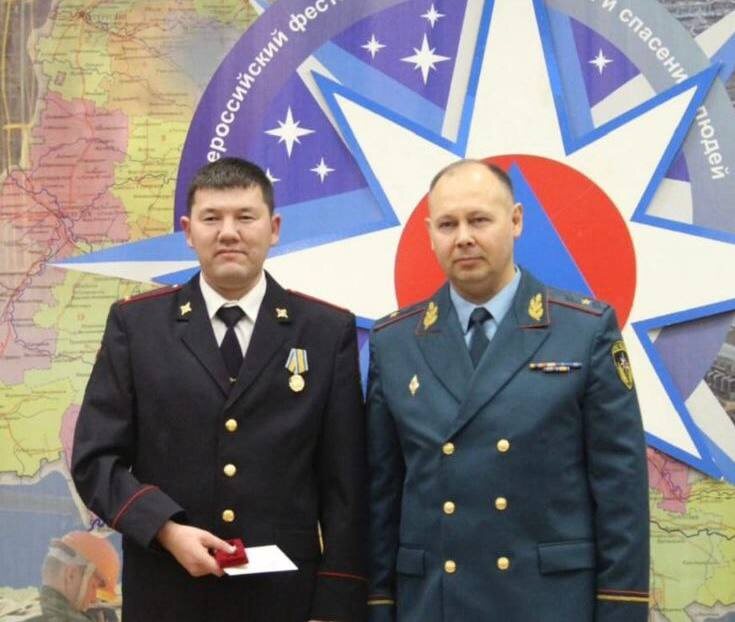    Прыгнул с моста и спас 12-летнюю девочку. Полицейский из Тоцкого награжден медалью МЧС Белов Михаил Александрович