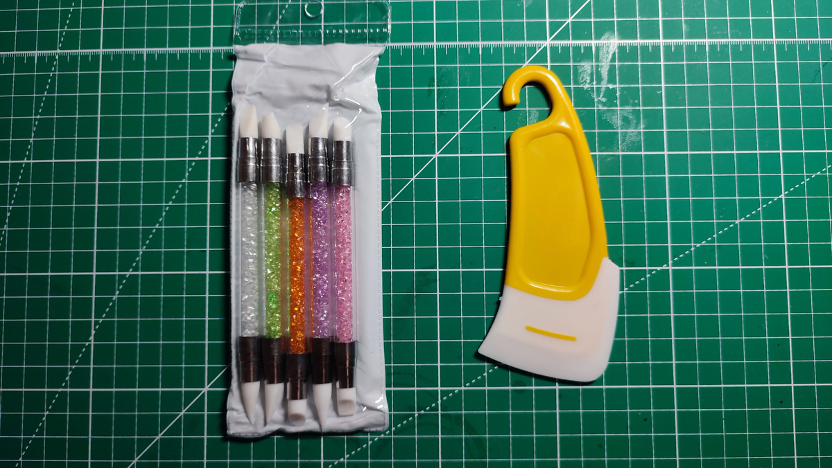 Силиконовая лопатка и силиконовые кисти