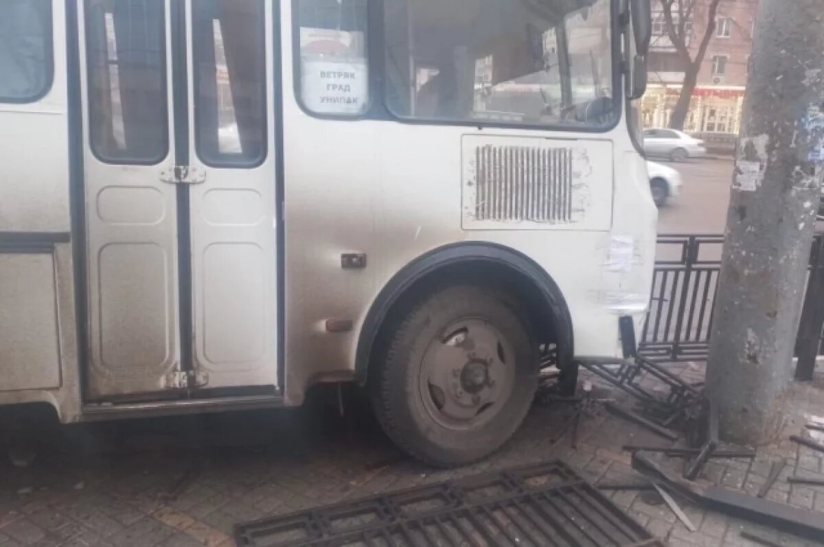    В Воронеже водитель снес ограждение у памятника Славы и сбежал с места ДТП