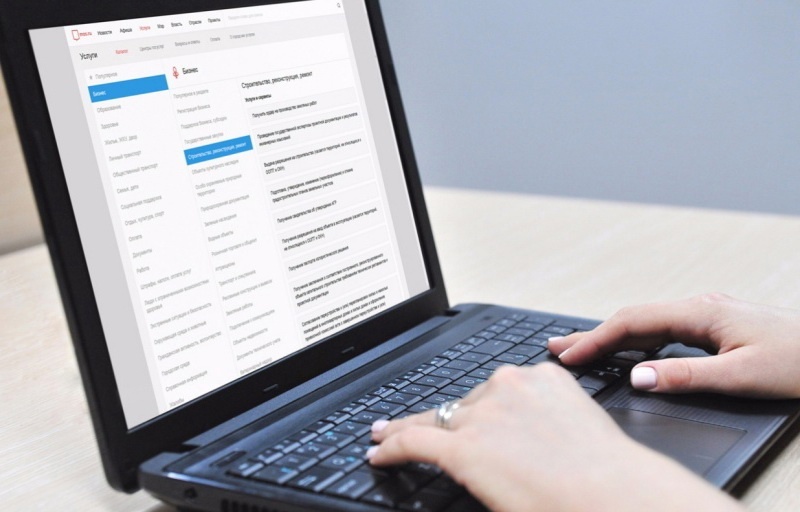 Как Получить Документы на Родственника-Ветерана Великой Отечественной Войны в Центральном Архиве Министерства Обороны РФ: Пошаговая Инструкция"

Введение:
Ветераны Великой Отечественной Войны заслуживают особого внимания и уважения за свой вклад в историю страны. Получение документов о службе родственника-ветерана может быть важным шагом для сохранения истории семьи и почитания подвига предков. Эта статья предоставит вам пошаговую инструкцию по получению документов в Центральном Архиве Министерства Обороны Российской Федерации.

Шаг 1: Сбор Необходимой Информации
Прежде чем начать процесс запроса документов, соберите всю необходимую информацию о вашем родственнике-ветеране. Включите в это его полное имя, дату рождения, место службы, и, если возможно, номер военного билета, главное предоставить документальное подтверждения всей цепочки родственной связи.

Шаг 2: Подготовка Запроса
Напишите формальный запрос на получение документов в Центральный Архив Министерства Обороны. Укажите полную информацию о ветеране и цель запроса. Важно удостовериться, что ваш запрос содержит все необходимые данные.

Шаг 3: Оформление Запроса
Для оформления запроса заполните специальную форму, предоставляемую Центральным Архивом. Укажите контактные данные, подробности о родственнике-ветеране и прикрепите копии необходимых документов, подтверждающих вашу родственную связь.

Шаг 4: Подача Запроса
Отправьте ваш запрос почтой на адрес Центрального Архива Министерства Обороны РФ или вручную подайте в архив. Убедитесь, что ваш запрос содержит все необходимые документы и правильно оформлен.

Шаг 5: Ожидание Результата
После подачи запроса приготовьтесь к ожиданию. Сроки обработки могут варьироваться, поэтому будьте терпеливыми. В случае необходимости, следите за статусом запроса через контактные данные архива.

Шаг 6: Получение Документов
Как только запрос будет обработан, вам предоставят доступ к документам. Процедура может включать в себя получение копий документов или ознакомление с ними в архи