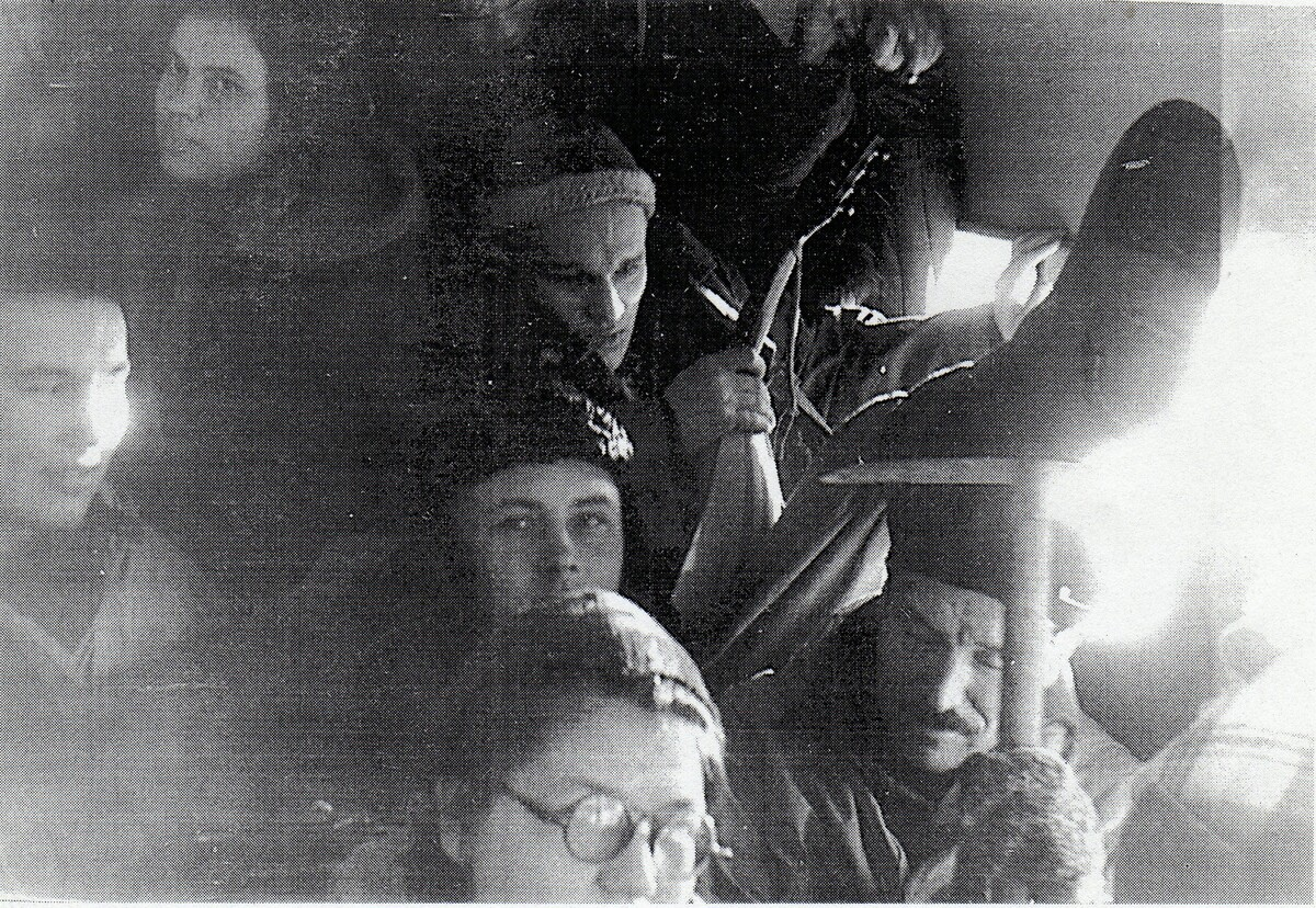 Фото 1. Группа Дятлова и группа Блинова в автобусе на пути из Ивделя в Вижай 25 января 1959 года. Слева видна Зина Колмогорова, справа - Семен Золотарев. 25 января было воскресенье, рейсовые автобусы из Ивделя в Вижай в этот день не ходили, и дятловцы и блиновцы наняли этот автобус за отдельные деньги. (Фото сделано кем-то из группы Блинова).