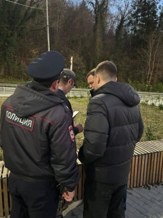    Составление протокола на хозяина быка. Фото: МЦУ Сочи