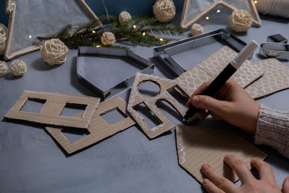 Что нашлось под рукой, то и декор! Используйте картонные коробки, хвойные ветки, сухоцветы. Источник: Shutterstock📷
