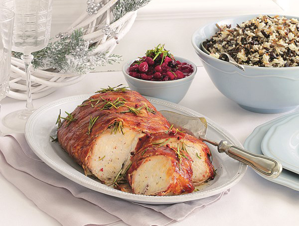 Бекон делает индейку и нежнее, и сочнее.