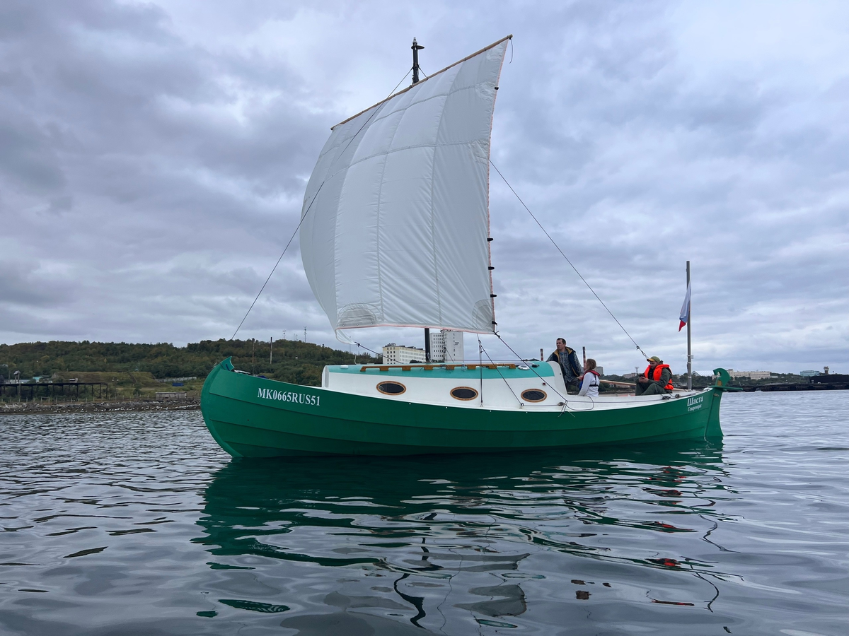Шняка «Шаста» в Кольском заливе. Фото Арктического музея лодки