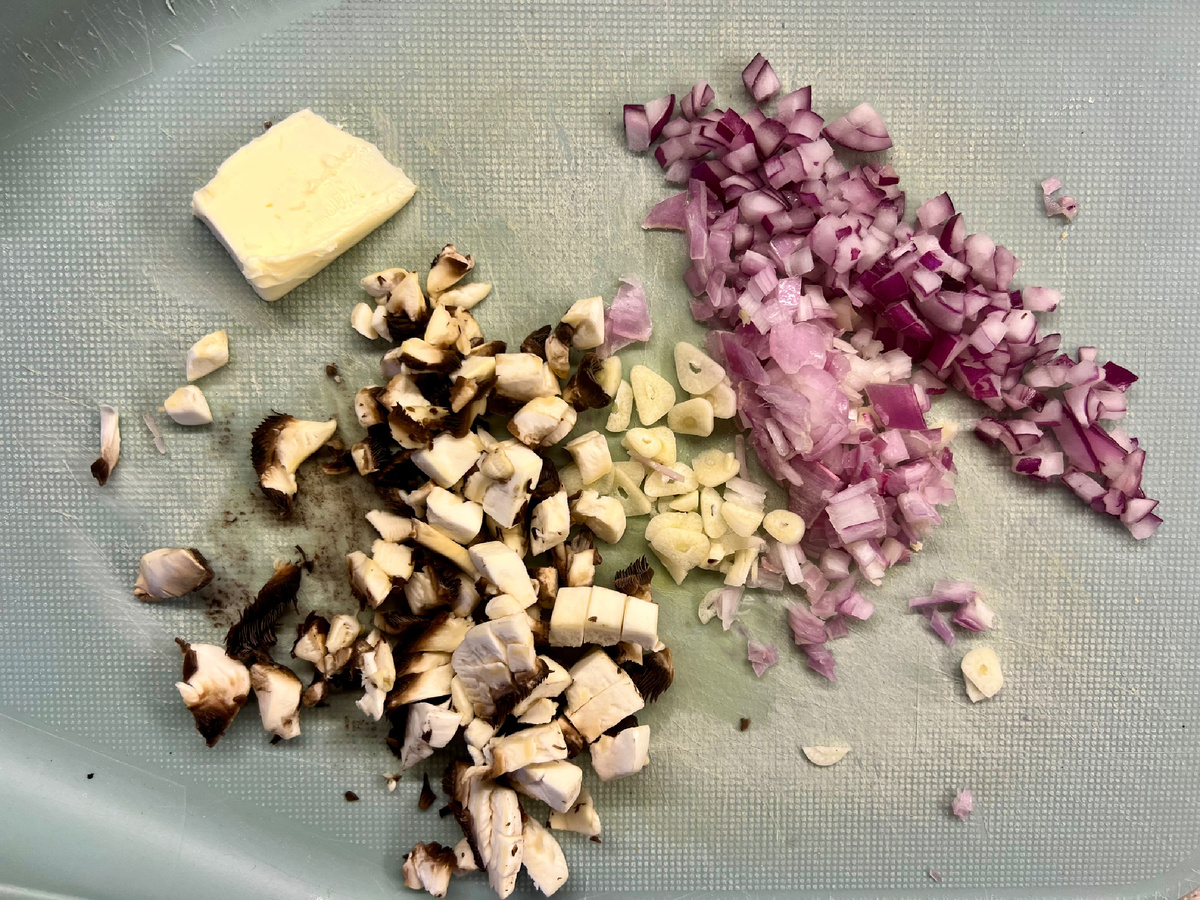 На кусочке сливочного масла