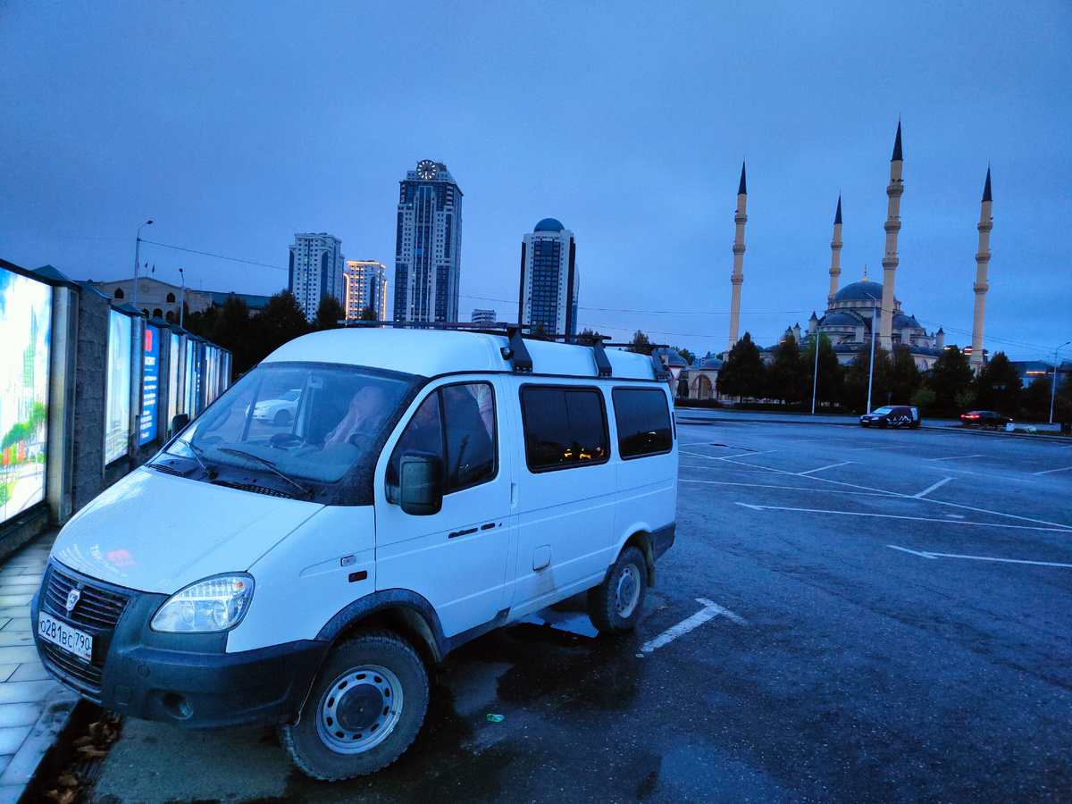 Город ещё смотрит сны.