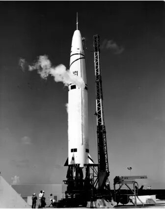 МБР "Тор" ВВС США готовится к испытательному полету с мыса Канаверал, штат Флорида, 4 июня 1958 года.