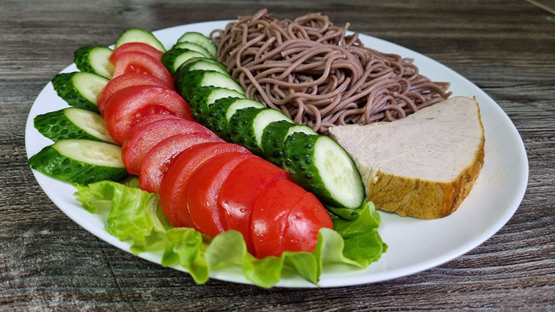 Гречневая лапша с грудкой индейки и овощами (521 ккал)