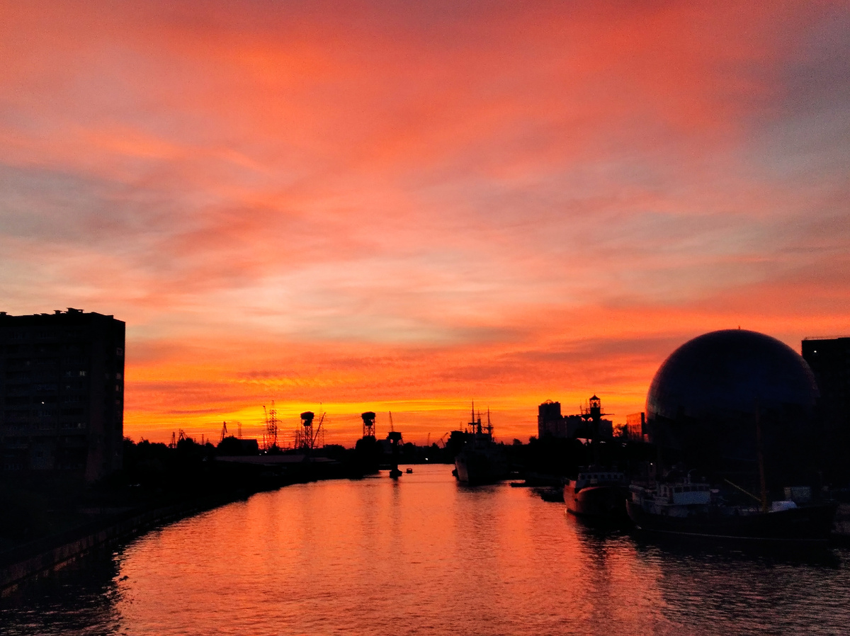 Преголь, Музей Океана и Двухярусный мост на фоне заката. Листайте