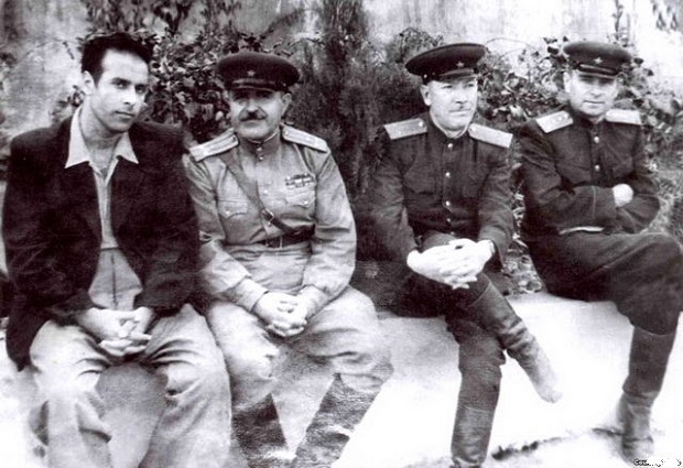 Гейдар Алиев в кругу своих друзей сослуживцев