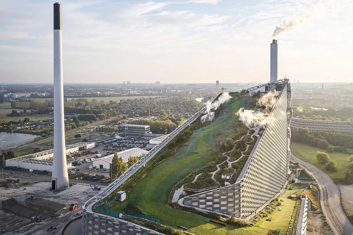Мусоросжигающий завод CopenHill в Копенгагене. Фото: www.ubm-development.com