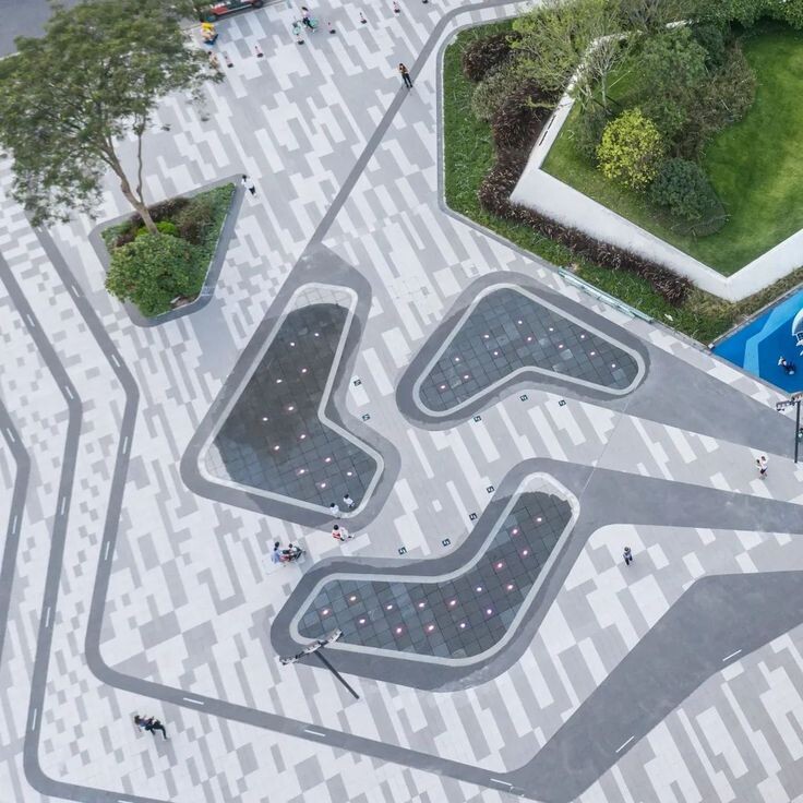 Пример прекрасной реализации Хай-тек мощения в сочетании с пешеходным фонтаном.