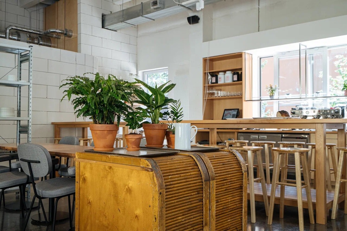 «Футура» не только булочная, но и хороший ресторан с открытой кухней. Учтите, что на выходных столик лучше бронировать заранее. Фото: Михаил Я / Яндекс Карты