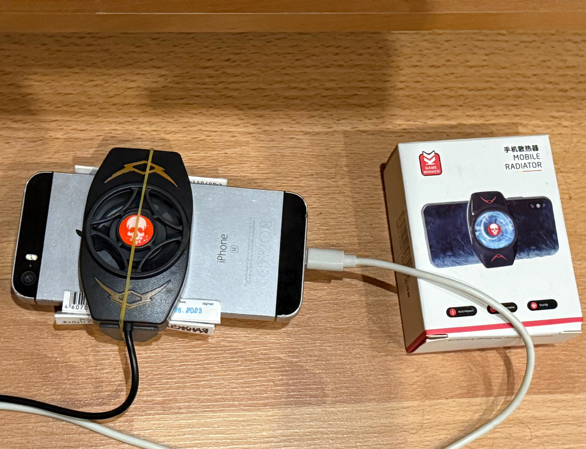 Не полностью обхватывает телефон, пришлось мастерить