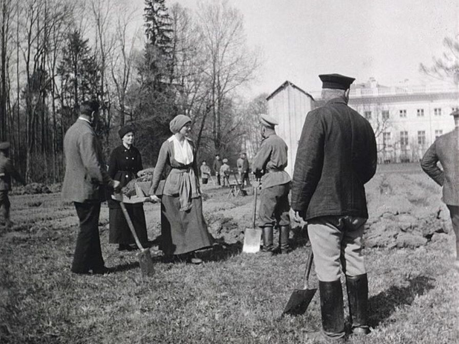 Императорская семья во время ареста в Царском селе занимается благоустройством Екатерининского парка 