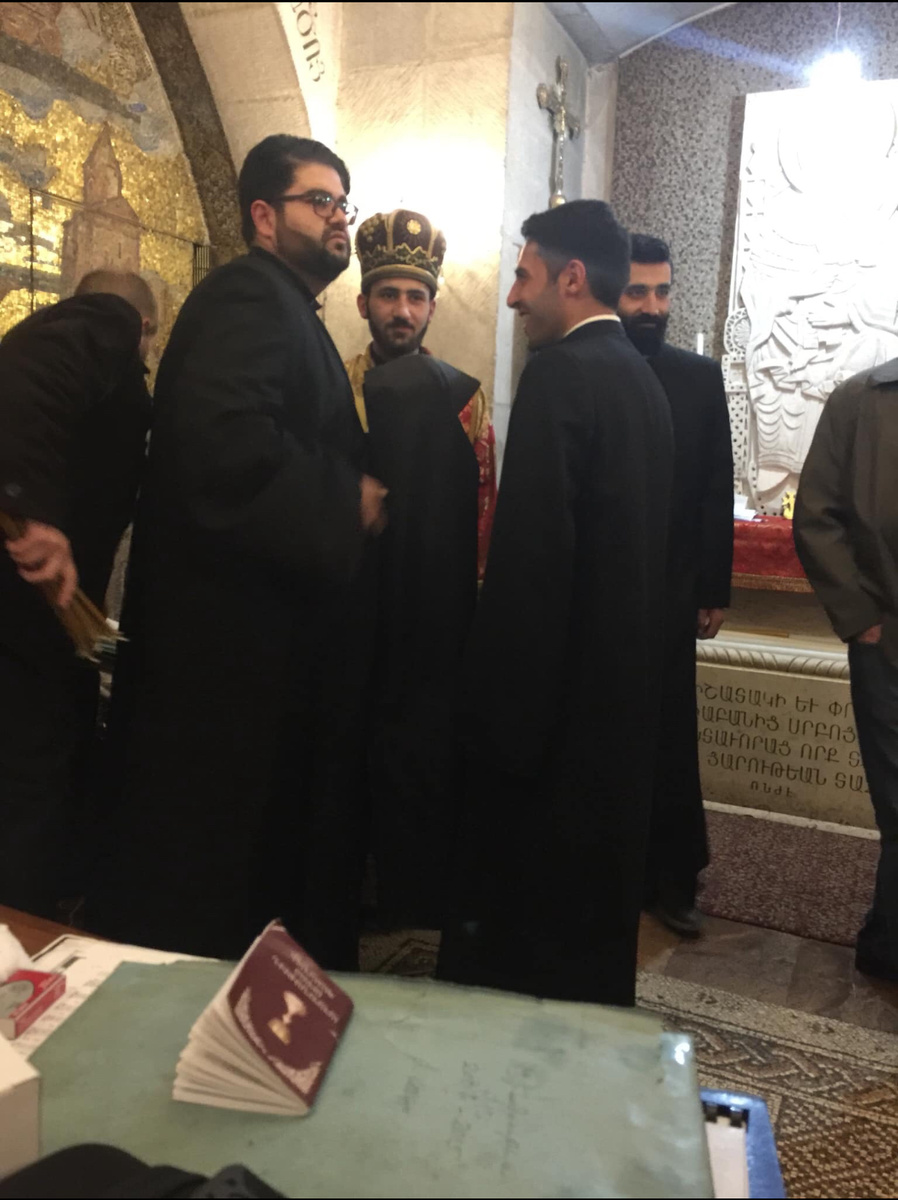 Армянские священнослужители готовятся к литургии