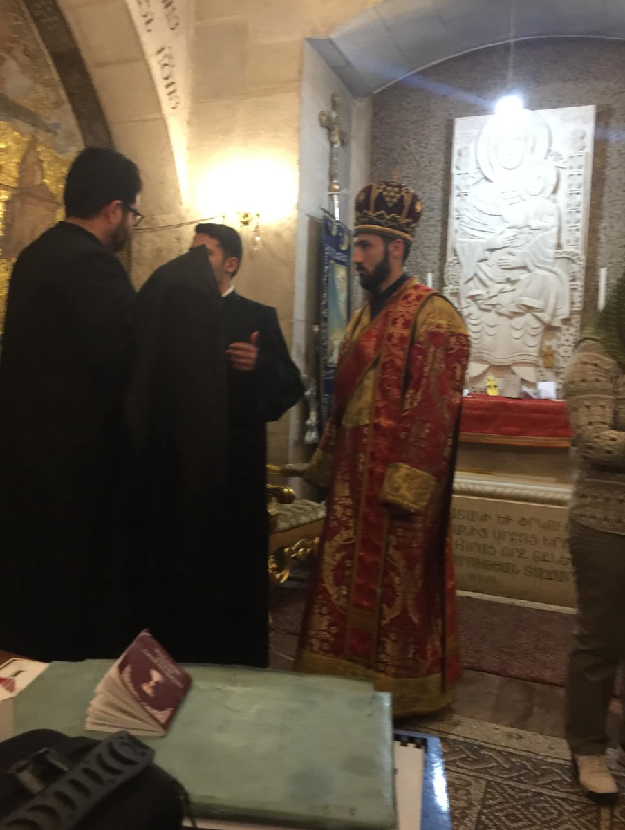 Священнослужители готовятся к литургии