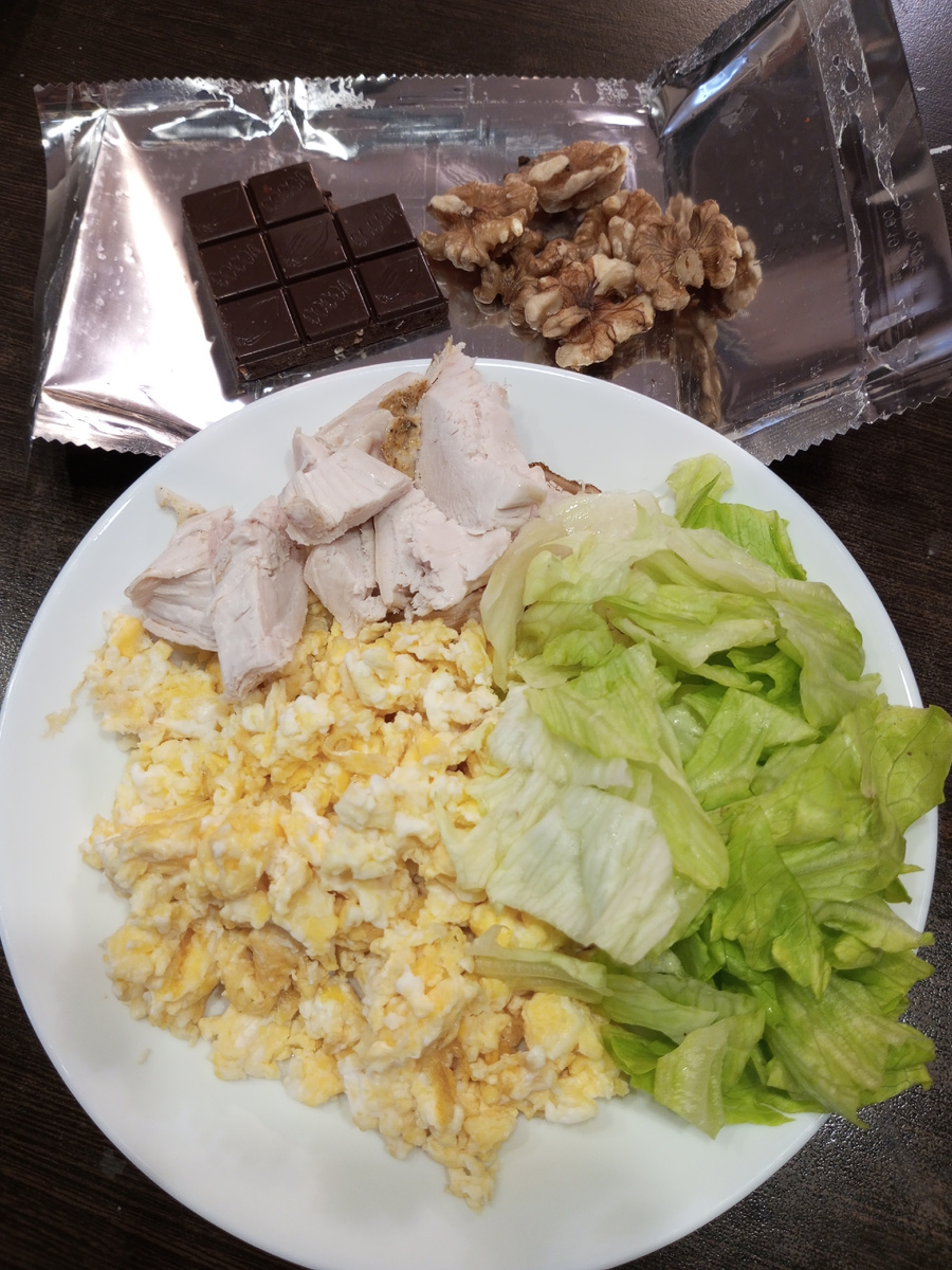 Скрэмбл и филе курицы