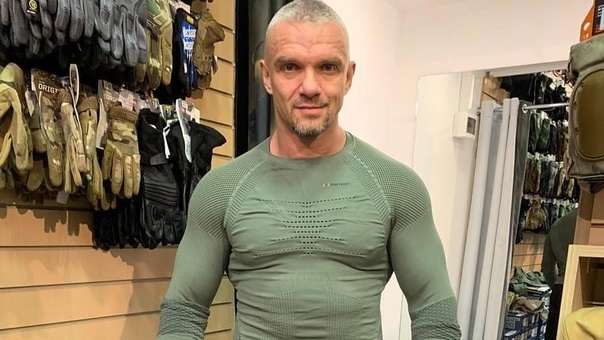 ...где бы ни был Владимир Георгиевич, он всё равно пытается найти спортивный зал и тренируется никак не меньше 3-4 раз в неделю.