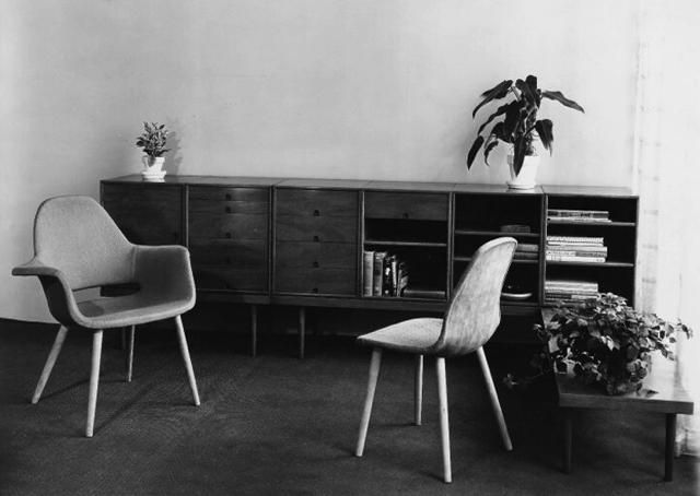 Стулья "Organic chair" из гнутой фанеры Ээро Сааринена выиграли конкурс MOMA в 1941. И автор получил контракт на производство и распространение стульев в крупных универмагах