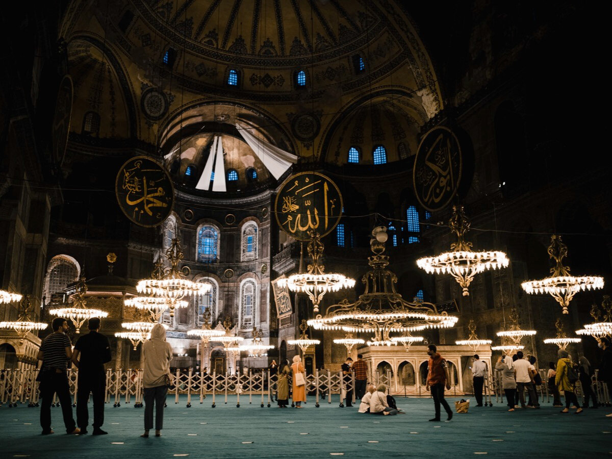 Внутри мечети Святой Софии. Источник фото: unsplash.com