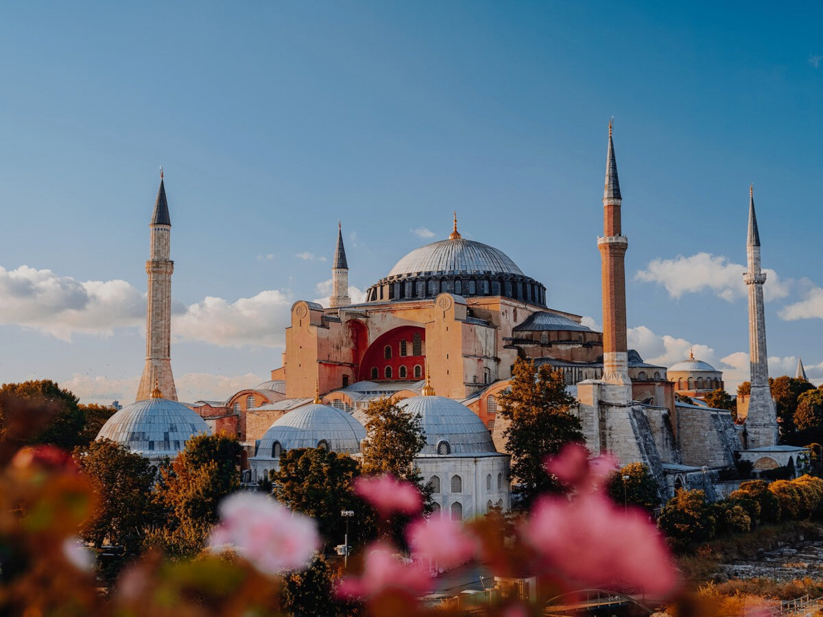 Мечеть Святой Софии — бывший патриарший православный собор и символ «золотого века» Византии. Сейчас мечеть может посетить любой желающий. Источник фото: unsplash.com