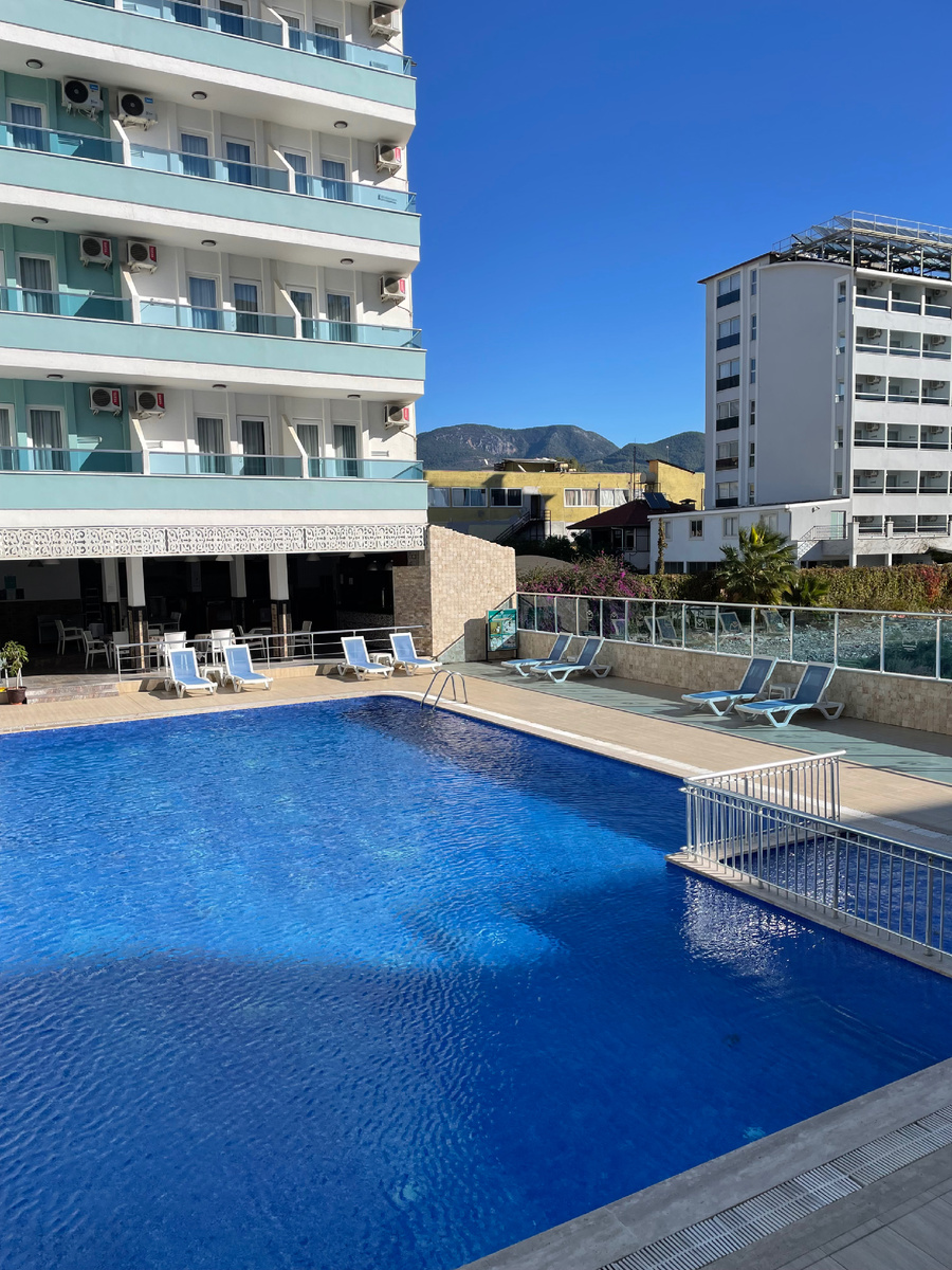 Пр пути заглянула в бассейн отеля- там никого не было, но лежаки стоят 