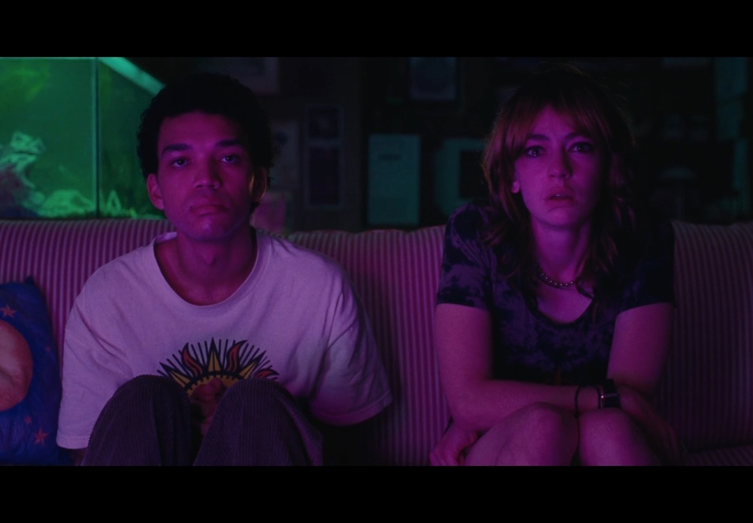 Оуэн (Джастис Смит) и Мэдди (Бриджет Ланди-Пейн) увлечённо смотрят "Розовый туман".