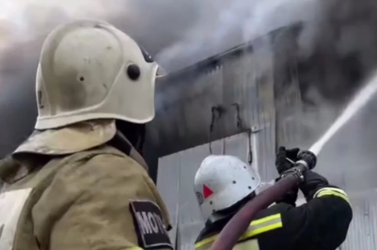    В Краснодаре горит склад с пластиком