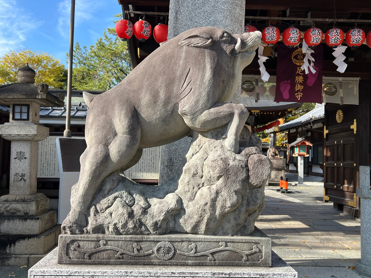 Кабан перед храмом. Киото, Япония. Фото автора 